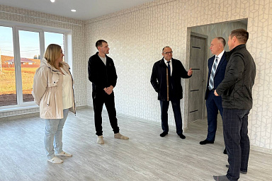 В Дебесском районе Удмуртии вручили ключи от новых домов работникам АПК В Дебесском районе Удмуртии вручили ключи от новых домов работникам АПК