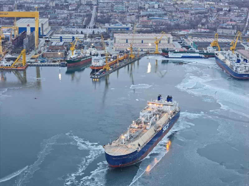 Арктический флот пополнился настоящим тяжеловесом: к работе приступил первый газовоз СПГ, полностью построенный в России!