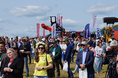 Более тысячи гостей из 35 регионов России, Беларуси и Китая посетили Приволжском День сенажа в Нижегородской области