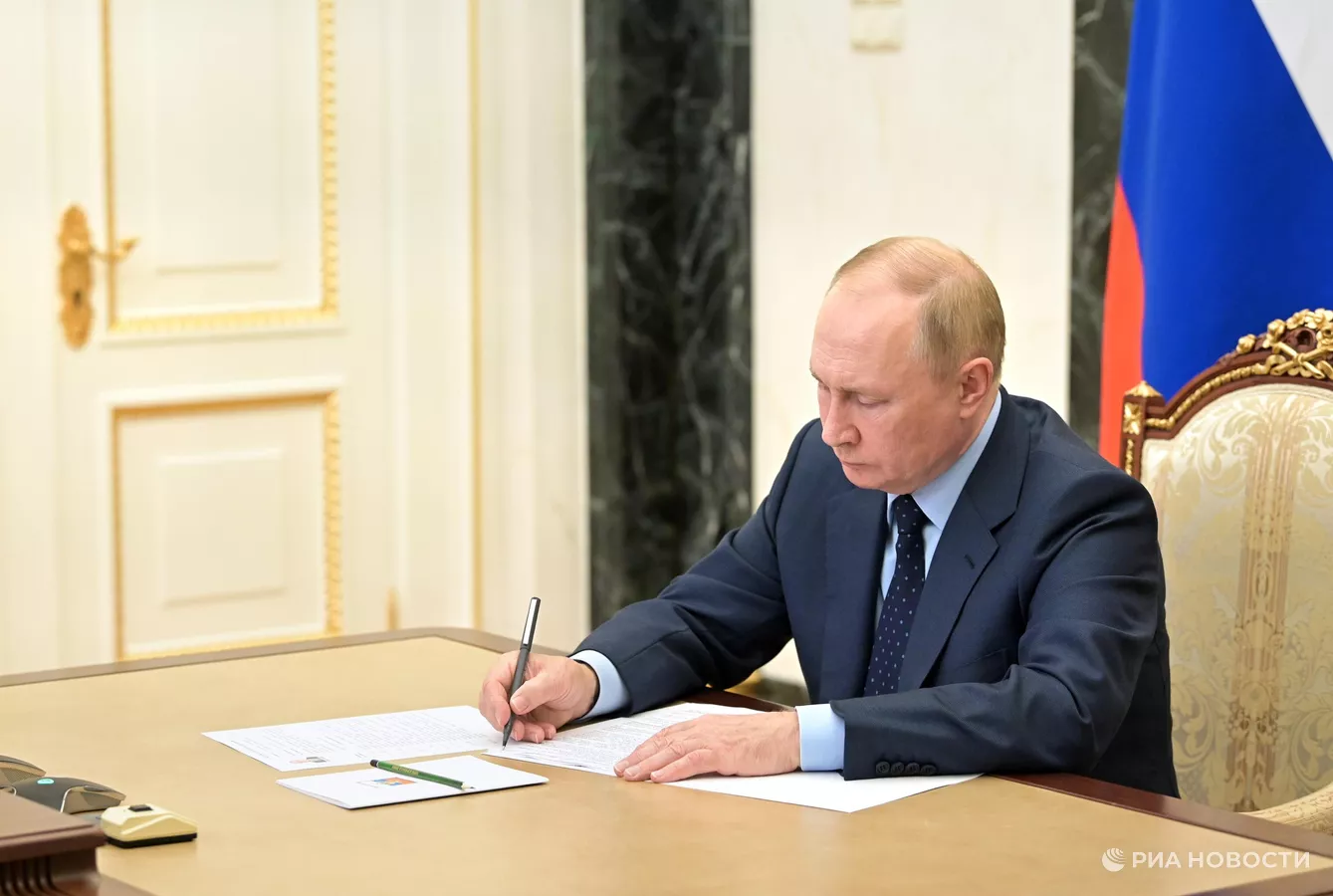 Путин подписал закон о кредитных каникулах для МСП и самозанятых Путин подписал закон о кредитных каникулах для МСП и самозанятых