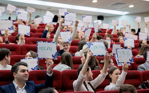 «Объединяя регионы, строим мосты поколений»: в Академии стартовал III Форум семейных династий России